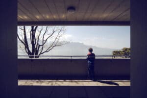 Photographie de fils de l'artiste qui observe le lac de Genve