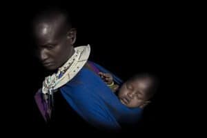 Maman Massai avec son bébé en écharpe